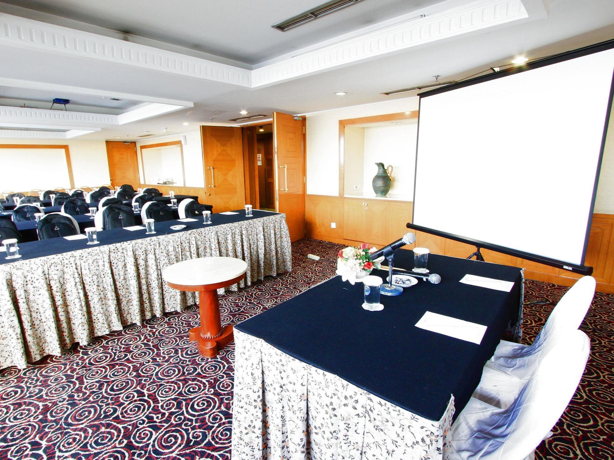 Treva International Hotel Jakarta Exterior photo